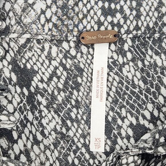 Free People Modern Blouse Size Extra Small XS Snakeskin Print  Black Ivory White - Picture 4 of 10